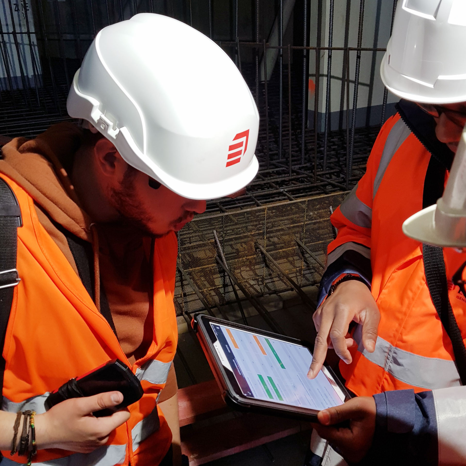 Les équipes de Bystation sur le terrain avec une tablette dans les mains chez un client